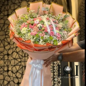 دسته گل رز مینیاتوری DL152 شامل رز مینیاتوری، عروس و پنبه – ابعاد ارتفاع ۱۰۰ عرض ۶۰ سانتی‌متر – گل فروشی لونا فلاور کرج