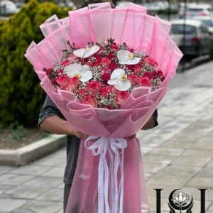 دسته گل رز و ارکیده DL101 شامل رز هلندی، رز مینیاتوری و عروس – ابعاد عرض ۷۰ ارتفاع ۱۲۰ سانتی‌متر – گل فروشی لونا فلاور کرج