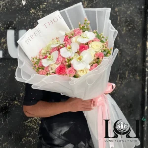 دسته گل رز و ارکیده DL121 شامل رز هلندی و ارکیده – ابعاد ارتفاع ۱۰۰ عرض ۶۰ سانتی‌متر – گل فروشی لونا فلاور کرج
