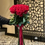 دسته گل رز DL111 ۲۰ شاخه رز قرمز با کنف و ربان - لونا فلاور کرج