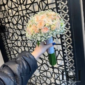 دسته گل عروس DL104 شامل رز مینی کرم و گل عروس – ابعاد ارتفاع ۴۰ عرض ۲۰ سانتی‌متر – گل فروشی لونا فلاور کرج