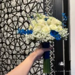 دسته گل عروس DL127 شامل رز هلندی سفید، رز مینیاتوری، اوکالیپتوس و عروس – ابعاد ارتفاع ۴۰ عرض ۳۰ سانتی‌متر – گل فروشی لونا فلاور کرج