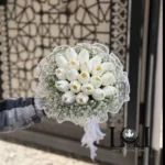 دسته گل عروس مصنوعی AL114 شامل لاله مصنوعی و عروس (ژیپسوفیلا) – ابعاد ارتفاع ۴۰ عرض ۲۵ سانتی‌متر – ماندگار و بدون نیاز به نگهداری – مناسب برای مراسم عروسی و عکاسی عروس – گل فروشی لونا فلاور