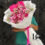 دسته گل لیلیوم DL139 شامل لیلیوم، رز مینیاتوری، ورونیکا و مخلصه – ابعاد ارتفاع ۱۰۰ عرض ۶۰ سانتی‌متر – گل فروشی لونا فلاور کرج