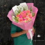 دسته گل ژربرا DL141 شامل ژربرا، رز، مخلصه و ورونیکا – ابعاد ارتفاع ۱۰۰ عرض ۶۰ سانتی‌متر – گل فروشی لونا فلاور کرج
