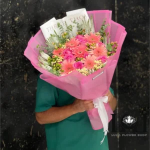 دسته گل ژربرا DL141 شامل ژربرا، رز، مخلصه و ورونیکا – ابعاد ارتفاع ۱۰۰ عرض ۶۰ سانتی‌متر – گل فروشی لونا فلاور کرج