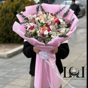 دسته گل لیلیوم DL147 شامل لیلیوم اورینتال، رز جمولیا، پنبه و عروس – ابعاد ارتفاع ۱۰۰ عرض ۶۰ سانتی‌متر – گل فروشی لونا فلاور کرج