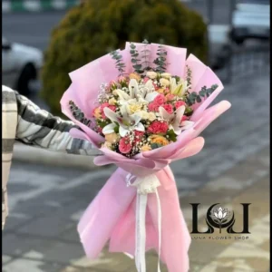 دسته گل لیلیوم DL150 شامل لیلیوم اورینتال، رز هلندی و لیسیانتوس – ابعاد ارتفاع ۱۰۰ عرض ۶۰ سانتی‌متر – گل فروشی لونا فلاور کرج