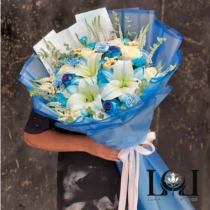 دسته گل لیلیوم و رز DL119 شامل لیلیوم، رز هلندی، رز مینیاتوری و اوکالیپتوس – ابعاد ارتفاع ۱۰۰ عرض ۶۰ سانتی‌متر – ارسال فوری زیر ۳ ساعت – گل فروشی لونا فلاور کرج
