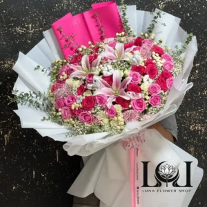 دسته گل ۴۰ شاخه رز و لیلیوم DL143 شامل ۴۰ شاخه رز و لیلیوم اورینتال – ابعاد ارتفاع ۱۰۰ عرض ۸۰ سانتی‌متر – گل فروشی لونا فلاور کرج