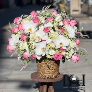 سبد گل رز و ارکیده SL502 شامل رز هلندی، ارکیده، رز مینیاتوری و لیسیانتوس – ابعاد ارتفاع ۷۰ عرض ۷۰ سانتی‌متر – گل فروشی لونا فلاور کرج