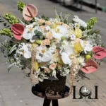 سبد گل رز و ارکیده SL503 شامل رز هلندی، ارکیده، لیسیانتوس و رز مینیاتوری – ابعاد ارتفاع ۷۰ عرض ۷۰ سانتی‌متر – گل فروشی لونا فلاور کرج