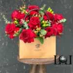 فلاور بگ رز قرمز SL118 شامل رز هلندی قرمز و اوکالیپتوس – ابعاد ارتفاع ۳۰ عرض ۳۰ سانتی‌متر – گل فروشی لونا فلاور کرج