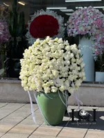 تصویرنمای دور کوزه رز KL101 شامل ۱۵۰ شاخه رز هلندی – ابعاد ارتفاع ۱۶۰ عرض ۹۰ سانتی‌متر – گل فروشی لونا فلاور کرج