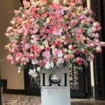 باکس گل رز و ارکیده BL173 با ۱۰۰ شاخه رز هلندی، ارکیده و لیسینتوس - گل فروشی لاکچری لونا فلاور کرج