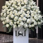 باکس گل رز سفید BL175 با ۱۰۰ شاخه رز هلندی سفید و عروس - گل فروشی لاکچری لونا فلاور کرج