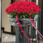 باکس گل طبیعی رز قرمز ۳۰۰ شاخه BL188 با رز هلندی قرمز - گل فروشی لاکچری لونا فلاور کرج