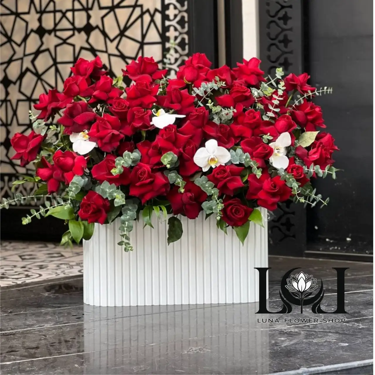box-gol-tabiei-roz-orkideh-BL183-50-shakheh-luna-flower-karaj.webp باکس گل طبیعی رز و ارکیده BL183 با ۵۰ شاخه رز قرمز و ارکیده - گل فروشی لاکچری لونا فلاور کرج