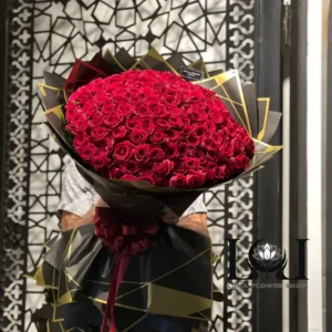 دسته گل ۱۲۰ شاخه رز DL162 با رز هلندی مجلسی - گل فروشی لاکچری لونا فلاور کرج