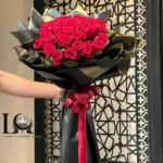 دسته گل ۲۰ شاخه رز قرمز DL164 با رز هلندی قرمز - گل فروشی لاکچری لونا فلاور کرج