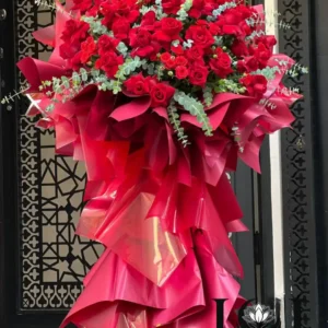 دسته گل ایستاده رز قرمز DL159 با ۶۰ شاخه رز هلندی قرمز و اوکالیپتوس - گل فروشی لاکچری لونا فلاور کرج