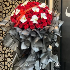 دسته گل طبیعی ایستاده رز و ارکیده DL197 با دویست شاخه رز هلندی و ارکیده - گل فروشی لاکچری لونا فلاور کرج