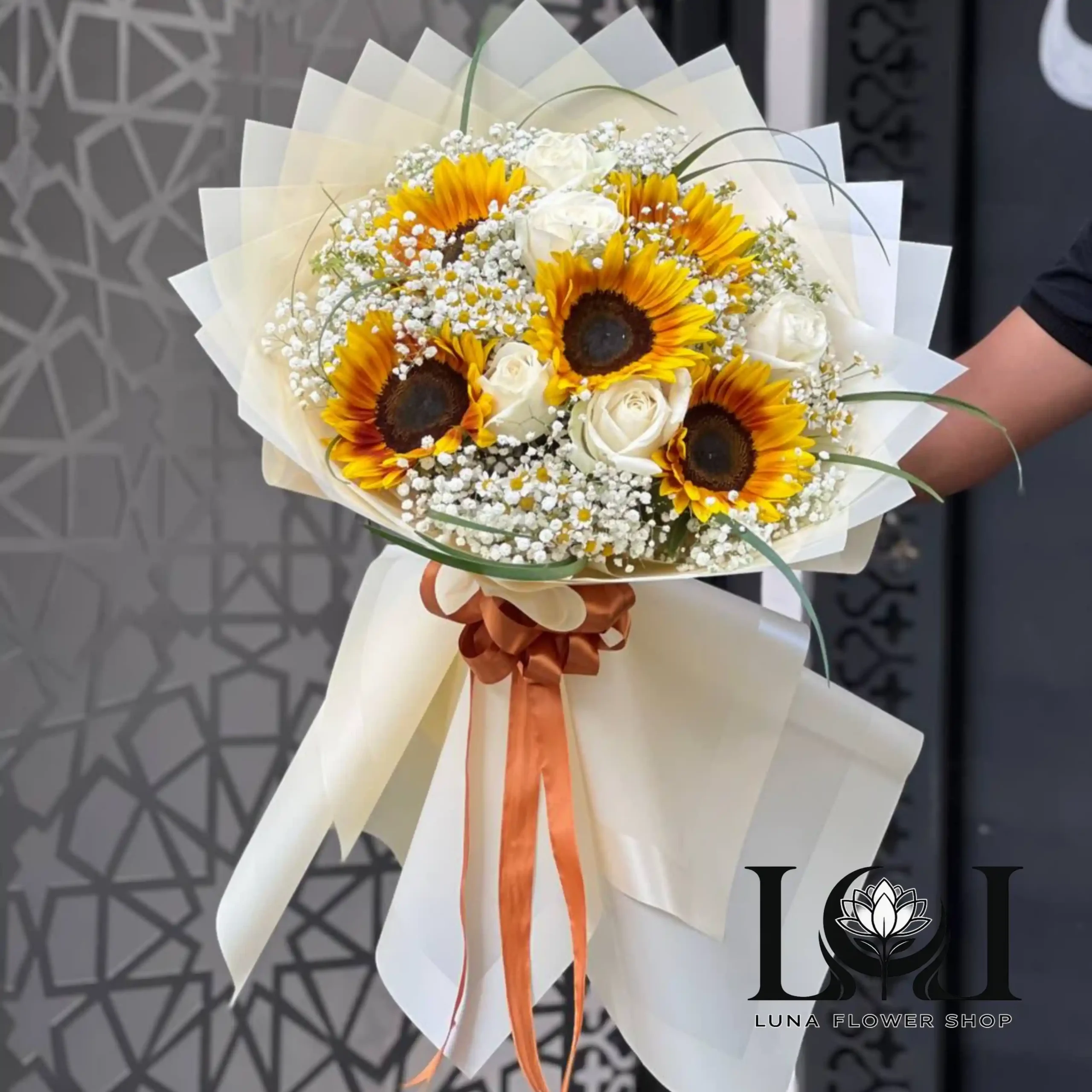 dashteh-gol-roz-aftabgardan-DL165-luna-flower-karaj دسته گل رز و آفتابگردان DL165 با رز سفید، آفتابگردان و عروس - گل فروشی لاکچری لونا فلاور کرج