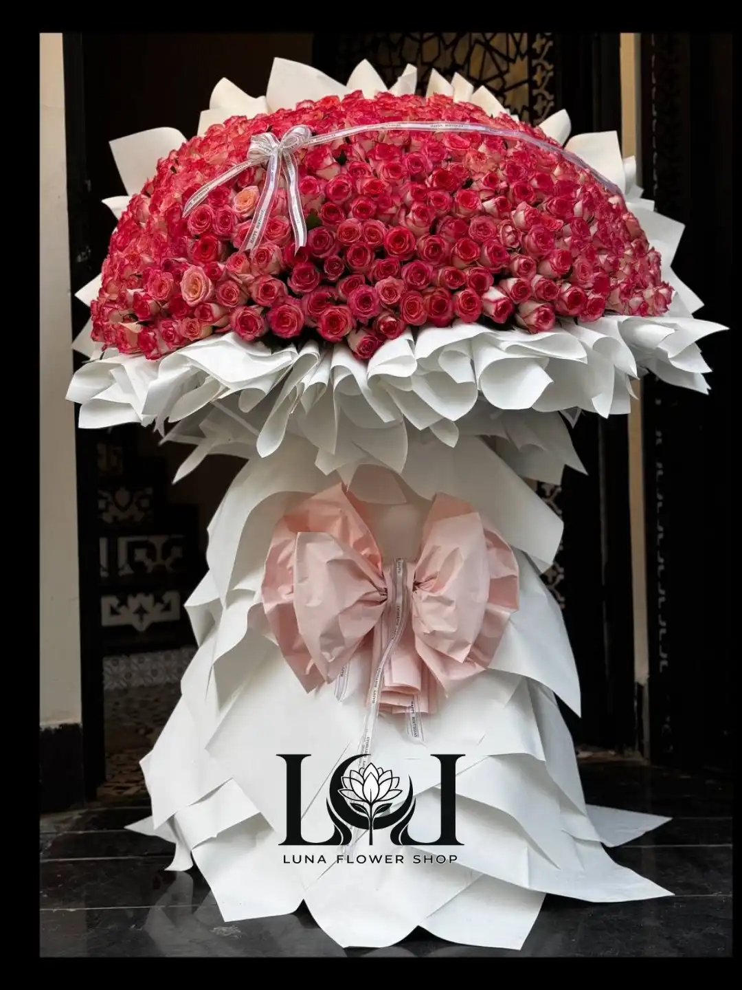 dashteh-gol-roz-jomolia-DL157-400-shakheh-luna-flower-karaj.webp دسته گل رز جومولیا DL157 با ۴۰۰ شاخه رز هلندی جومولیا مدل ایستاده - گل فروشی لاکچری لونا فلاور کرج