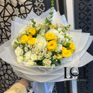 دسته گل رز مینیاتوری سفید DL160 با رز هلندی و بابونه - گل فروشی لاکچری لونا فلاور کرج
