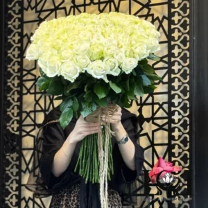 دسته گل رز هلندی سفید DL167 با ۶۰ شاخه رز سفید و کناف - گل فروشی لاکچری لونا فلاور کرج