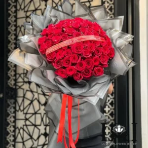 دسته گل طبیعی ۶۰ شاخه رز قرمز DL178 با رز هلندی قرمز - گل فروشی لاکچری لونا فلاور کرج