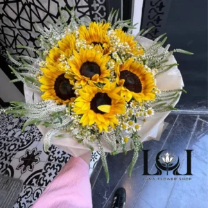 دسته گل طبیعی آفتابگردان DL176 با ۹ شاخه آفتابگردان، بابونه و ورونیکا - گل فروشی لاکچری لونا فلاور کرج