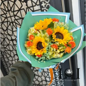 دسته گل طبیعی آفتابگردان DL180 با ۳ شاخه آفتابگردان، رز مینیاتوری و آلستر - گل فروشی لاکچری لونا فلاور کرج