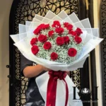 دسته گل طبیعی ژیپسوفیلا و رز DL169 با رز هلندی، ژیپسوفیلا و عروس - گل فروشی لاکچری لونا فلاور کرج
