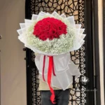 دسته گل طبیعی ژیپسوفیلا و رز هلندی قرمز DL194 با چهل شاخه رز قرمز و عروس - گل فروشی لاکچری لونا فلاور کرج