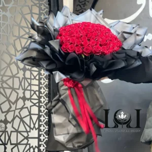 دسته گل طبیعی رز قرمز ۶۰ شاخه DL198 با رز هلندی قرمز - گل فروشی لاکچری لونا فلاور کرج
