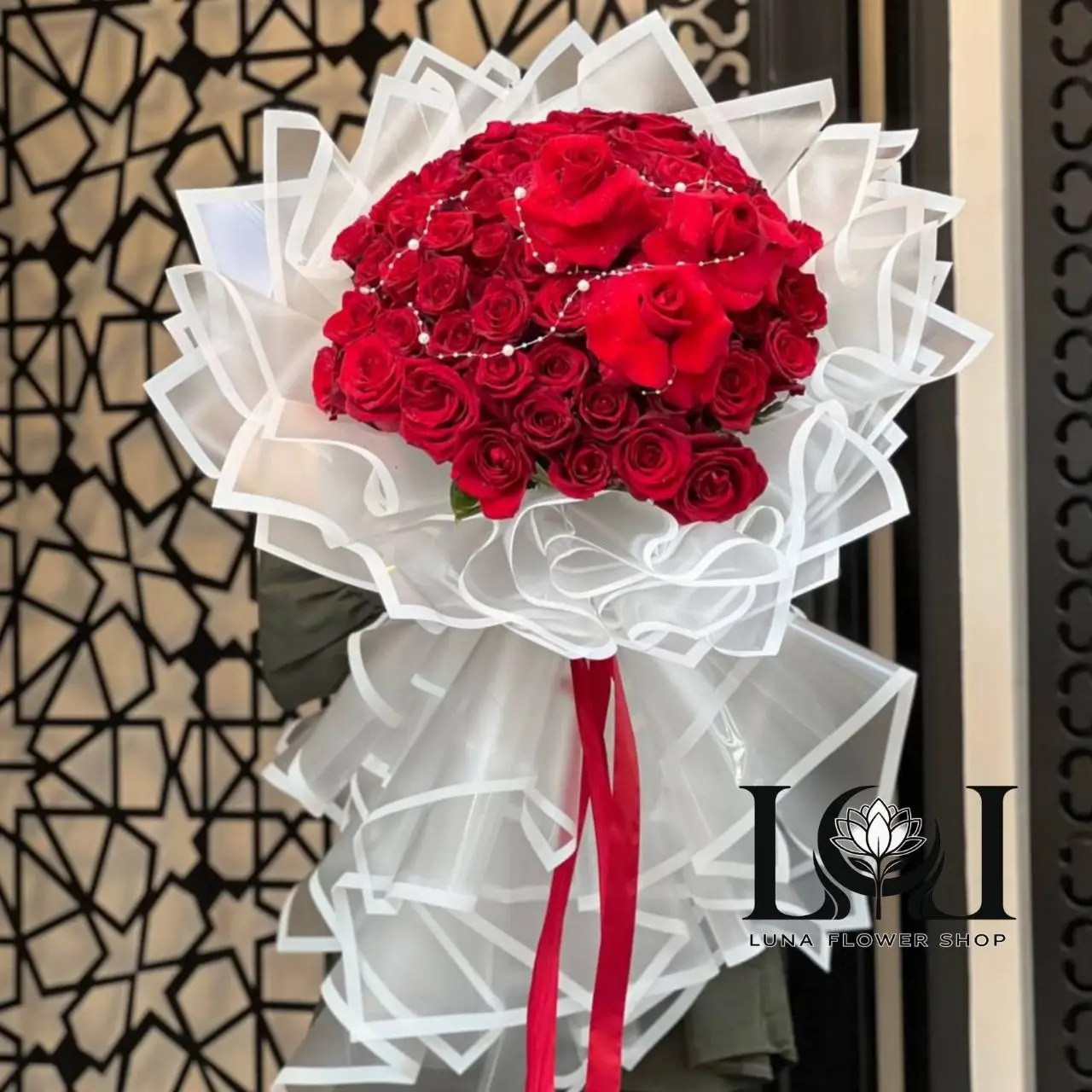 dashteh-gol-tabiei-roz-ghermez-DL177-60-shakheh-luna-flower-karaj.webp دسته گل طبیعی رز قرمز DL177 با ۶۰ شاخه رز هلندی قرمز - گل فروشی لاکچری لونا فلاور کرج