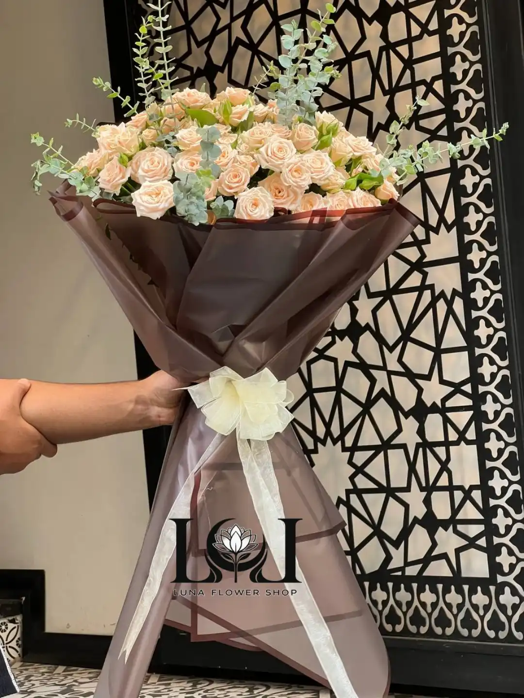 dashteh-gol-tabiei-roz-miniaturi-nabati-DL183-luna-flower-karaj.webp دسته گل طبیعی رز مینیاتوری DL183 با رز مینیاتوری نباتی - گل فروشی لاکچری لونا فلاور کرج