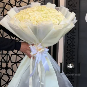 دسته گل طبیعی رز هلندی سفید ۶۰ شاخه DL195 با رز سفید مجلسی - گل فروشی لاکچری لونا فلاور کرج