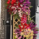 تاج گل افتتاحیه و تبریک TL103 با رز هلندی، آنتوریوم، ارکیده و داودی - گل فروشی لاکچری لونا فلاور کرج
