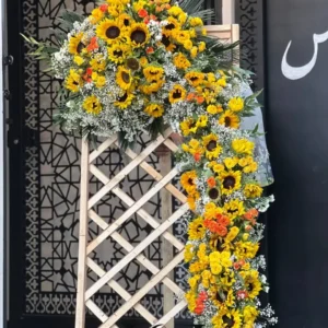 تاج گل تبریک و افتتاحیه TL105 با ترکیب آفتابگردان، رز مینیاتوری، لیسینتوس و اوکالیپتوس - گل فروشی لاکچری لونا فلاور کرج