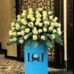 باکس گل رز سفید BL172 شامل ۶۰ شاخه رز هلندی سفید – ابعاد ارتفاع ۱۴۰ عرض ۸۰ سانتی‌متر – گل فروشی لونا فلاور کرج
