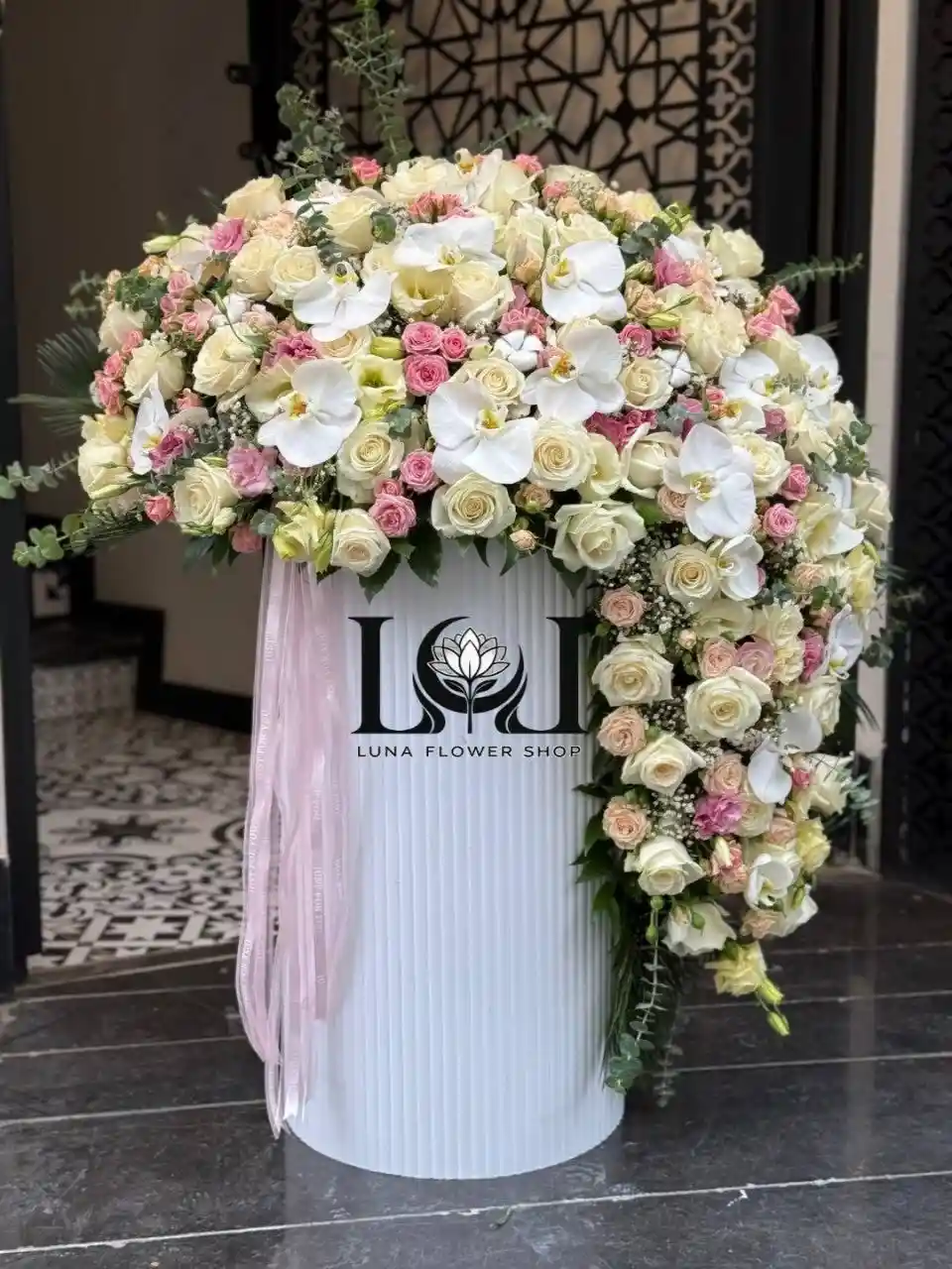 باکس-گل-رز-و-ارکیده-BL169-لونا-فلاور-کرج باکس گل رز و ارکیده BL169 شامل رز هلندی سفید، ارکیده و لیسیانتوس – ابعاد ارتفاع ۱۴۰ عرض ۸۰ سانتیمتر – گل فروشی لونا فلاور کرج