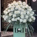 باکس گل طبیعی رز سفید ۶۰ شاخه BL194 با رز هلندی سفید، عروس و اوکالیپتوس - گل فروشی لاکچری لونا فلاور کرج