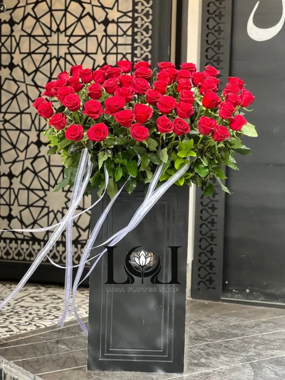 باکس گل طبیعی رز قرمز ۶۰ شاخه BL203 لونا فلاور کرج باکس گل طبیعی رز قرمز ۶۰ شاخه BL203 با رز هلندی قرمز - گل فروشی لاکچری لونا فلاور کرج