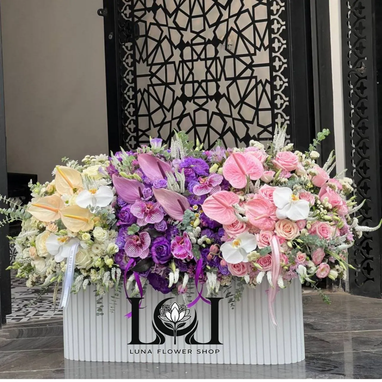 باکس گل طبیعی رز و ارکیده BL195 لونا فلاور کرج باکس گل طبیعی رز و ارکیده BL195 با رز، ارکیده، آنتوریوم، لیسینتوس و ورونیکا - گل فروشی لاکچری لونا فلاور کرج