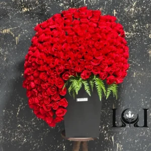 باکس گل مصنوعی رز قرمز AL117 شامل ۲۰۰ شاخه رز مصنوعی قرمز – ابعاد ارتفاع ۱۰۰ عرض ۸۰ سانتی‌متر – ماندگار و بدون نیاز به نگهداری – مناسب برای دکور منزل و هدیه خاص – گل فروشی لونا فلاور