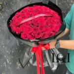 دسته گل رز قرمز ۷۰ شاخه DL153 شامل ۷۰ شاخه رز هلندی قرمز – ابعاد ارتفاع ۷۰ عرض ۶۰ سانتی‌متر – گل فروشی لونا فلاور کرج