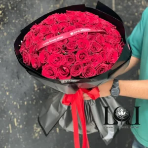 دسته گل رز قرمز ۷۰ شاخه DL153 شامل ۷۰ شاخه رز هلندی قرمز – ابعاد ارتفاع ۷۰ عرض ۶۰ سانتی‌متر – گل فروشی لونا فلاور کرج