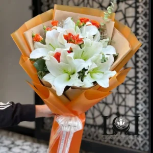 دسته گل لیلیوم DL155 شامل لیلیوم اورینتال و رز مینیاتوری – ابعاد ارتفاع ۶۰ عرض ۵۰ سانتی‌متر – گل فروشی لونا فلاور کرج